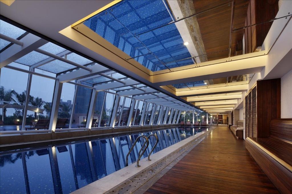 Sovereign Hotel Zhanjiang Buitenkant foto