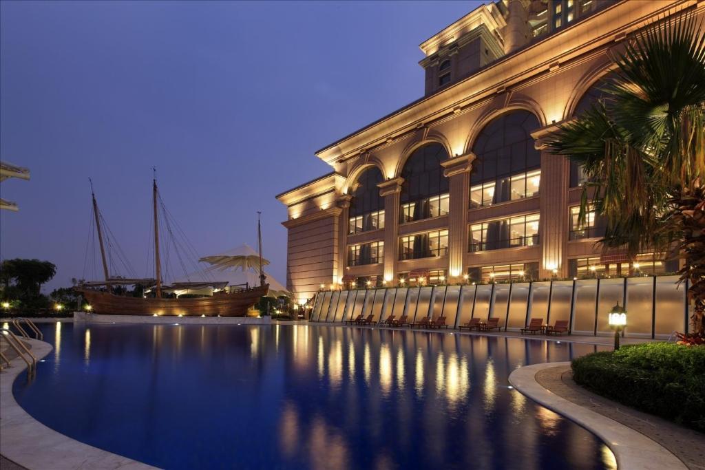 Sovereign Hotel Zhanjiang Buitenkant foto