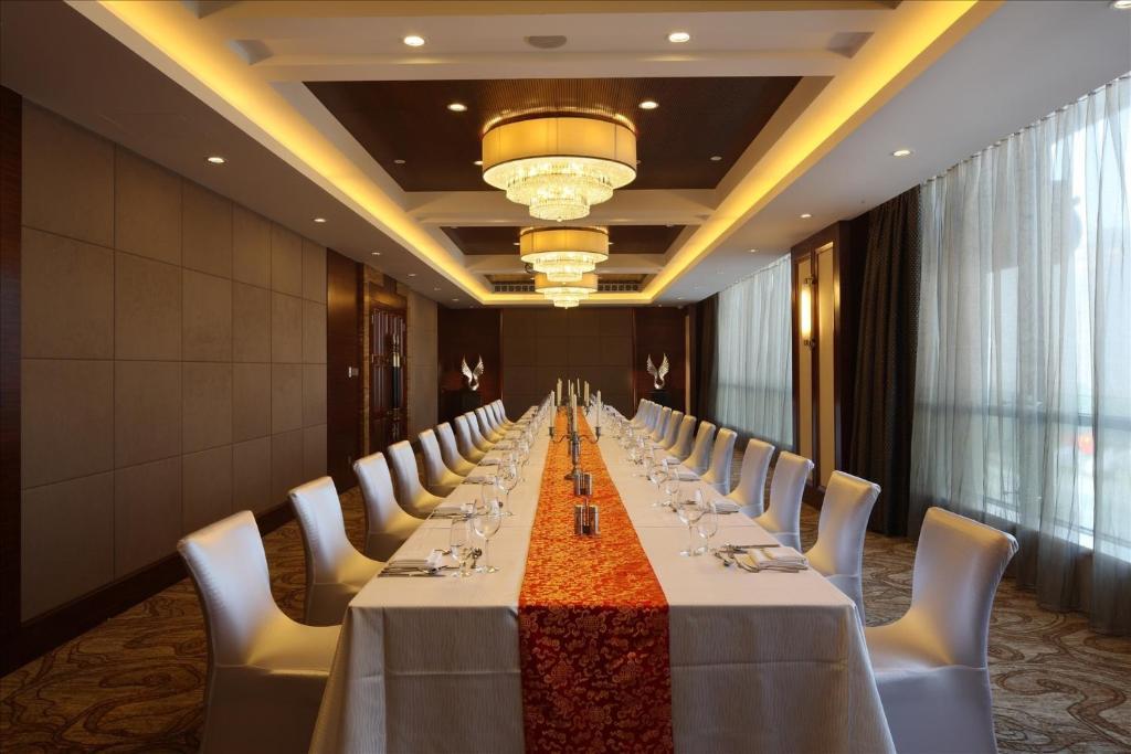 Sovereign Hotel Zhanjiang Buitenkant foto